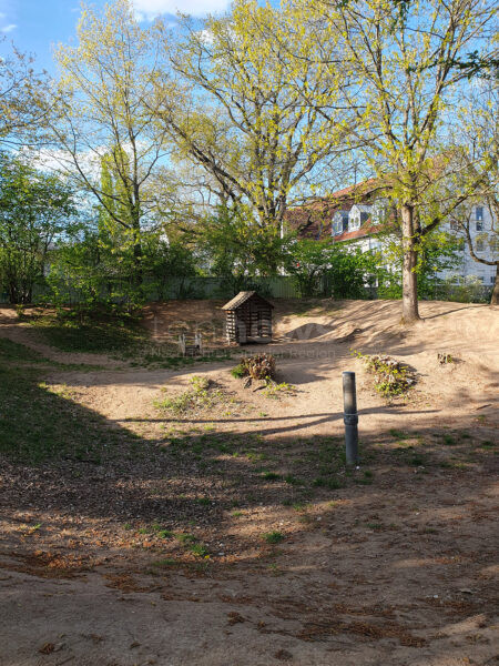 SCHWABACH - 🚧 Spielplatz Hirtenweg ab Montag (01.09.2025) bis Jahresende gesperrt! Wildbienen verzögerten Sanierung! ⚽