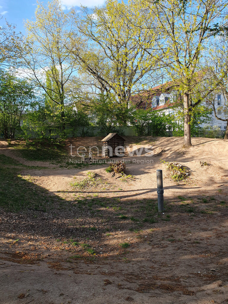 SCHWABACH - 🚧 Spielplatz Hirtenweg ab Montag (01.09.2025) bis Jahresende gesperrt! Wildbienen verzögerten Sanierung! ⚽