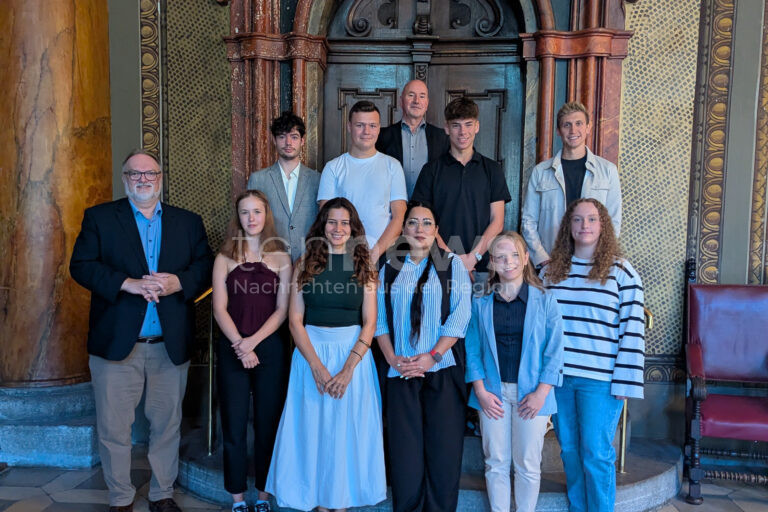 PASSAU - 👨‍🎓 Ausbildung startet am 01.09.2025! Zwölf neue Nachwuchskräfte von OB Dupper ins Rathaus eingeladen! 🏛