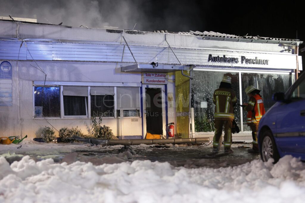 ANSBACH - 🔥 Großbrand im Autohaus am Dienstag (19.08.2025)! Schweißarbeiten lösen Feuerinferno aus - 250.000 Euro Schaden! 🚒