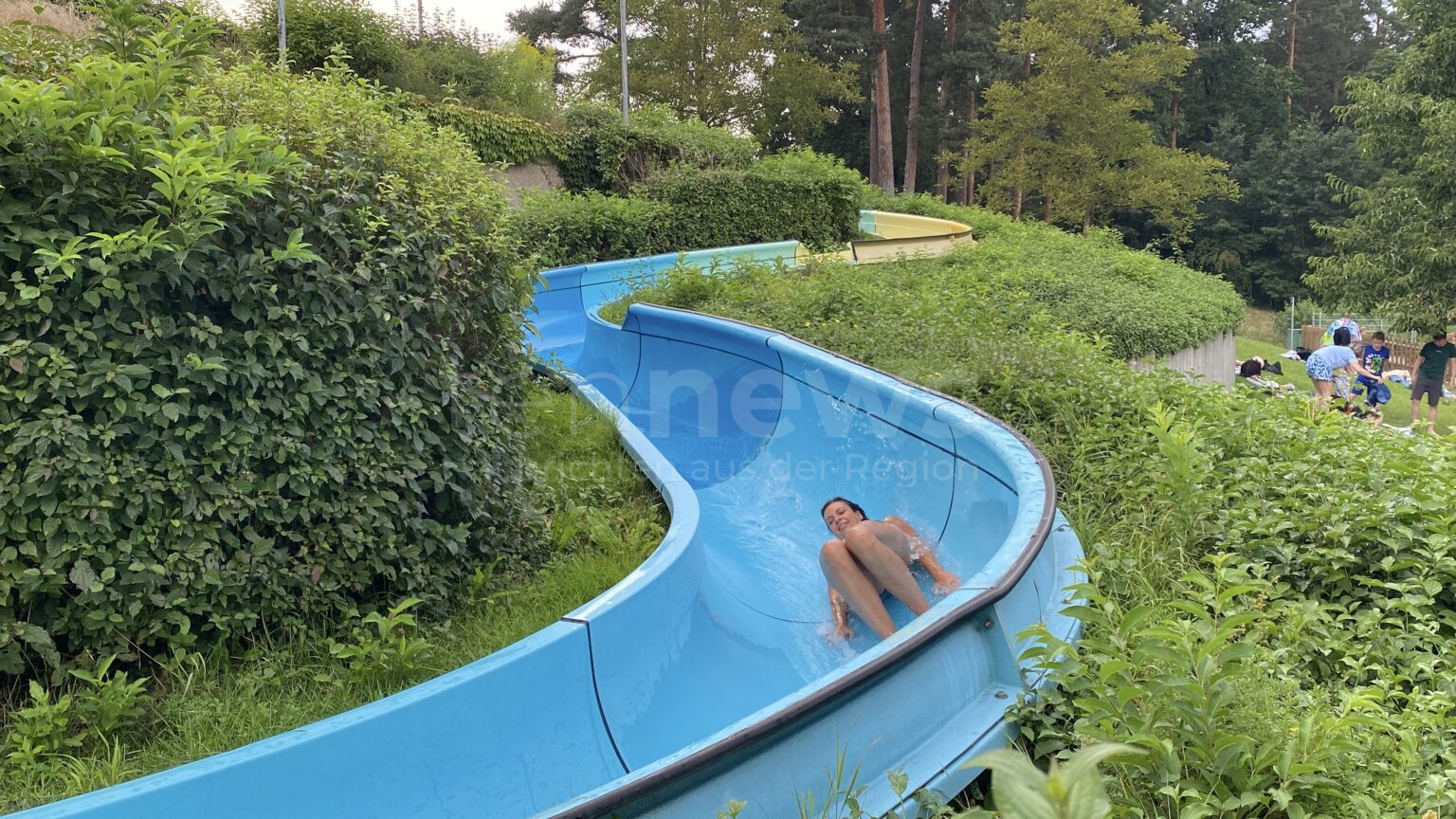 LAUF AN DER PEGNITZ - 🏊 Erste "School's Out Party" im Freibad war voller Erfolg! 85 Teilnehmer beim "Rutschinator"-Wettbewerb! 🎉