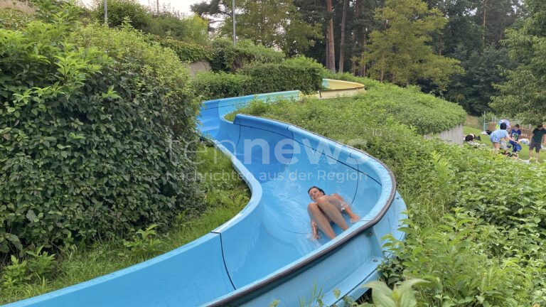 LAUF AN DER PEGNITZ - 🏊 Erste "School's Out Party" im Freibad war voller Erfolg! 85 Teilnehmer beim "Rutschinator"-Wettbewerb! 🎉