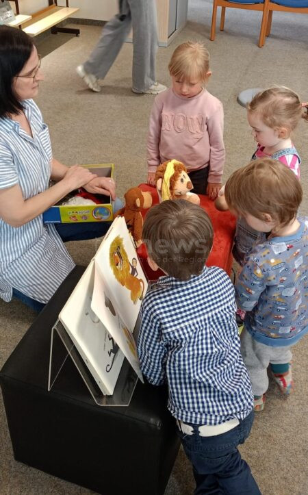 PFAFFENHOFEN AN DER ILM - 📚 „Bücherwürmchen“: Eltern-Kind-Projekt der Stadtbücherei mit Bilderbüchern, Liedern und Bastelspaß – jetzt anmelden! 🐛