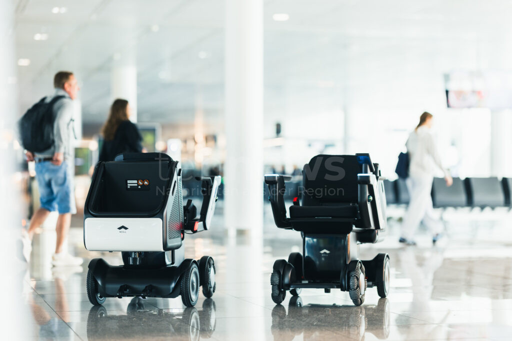 MÜNCHEN - 🤖 Flughafen und Lufthansa testen seit August 2025 autonome Rollstühle für mobilitätseingeschränkte Passagiere! Moderne Technik sicher Betrieb ab! ✈️
