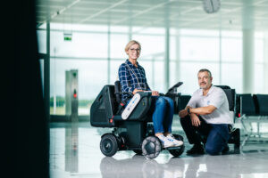 MÜNCHEN - 🤖 Flughafen und Lufthansa testen seit August 2025 autonome Rollstühle für mobilitätseingeschränkte Passagiere! Moderne Technik sicher Betrieb ab! ✈️