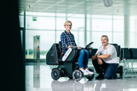 MÜNCHEN - 🤖 Flughafen und Lufthansa testen seit August 2025 autonome Rollstühle für mobilitätseingeschränkte Passagiere! Moderne Technik sicher Betrieb ab! ✈️