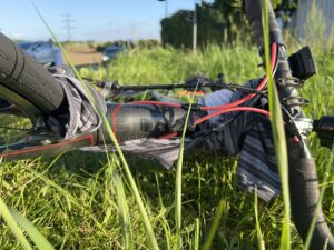 WENZENBACH - 🚴 Notfallpass sichert am Sonntag (17.08.2025) nach Rennradunfall wertvolle Zeit! Tuch verfängt sich in Vorderrad - Radler stürzt schwer! 📱