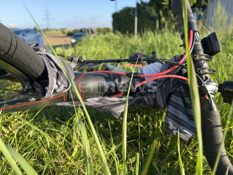 WENZENBACH - 🚴 Notfallpass sichert am Sonntag (17.08.2025) nach Rennradunfall wertvolle Zeit! Tuch verfängt sich in Vorderrad - Radler stürzt schwer! 📱