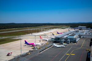 NÜRNBERG - ✈️ Hochsaison am Airport: Fast 800.000 Passagiere, beliebte Urlaubsziele und wichtige Hinweise für eine entspannte Reise! ☀️