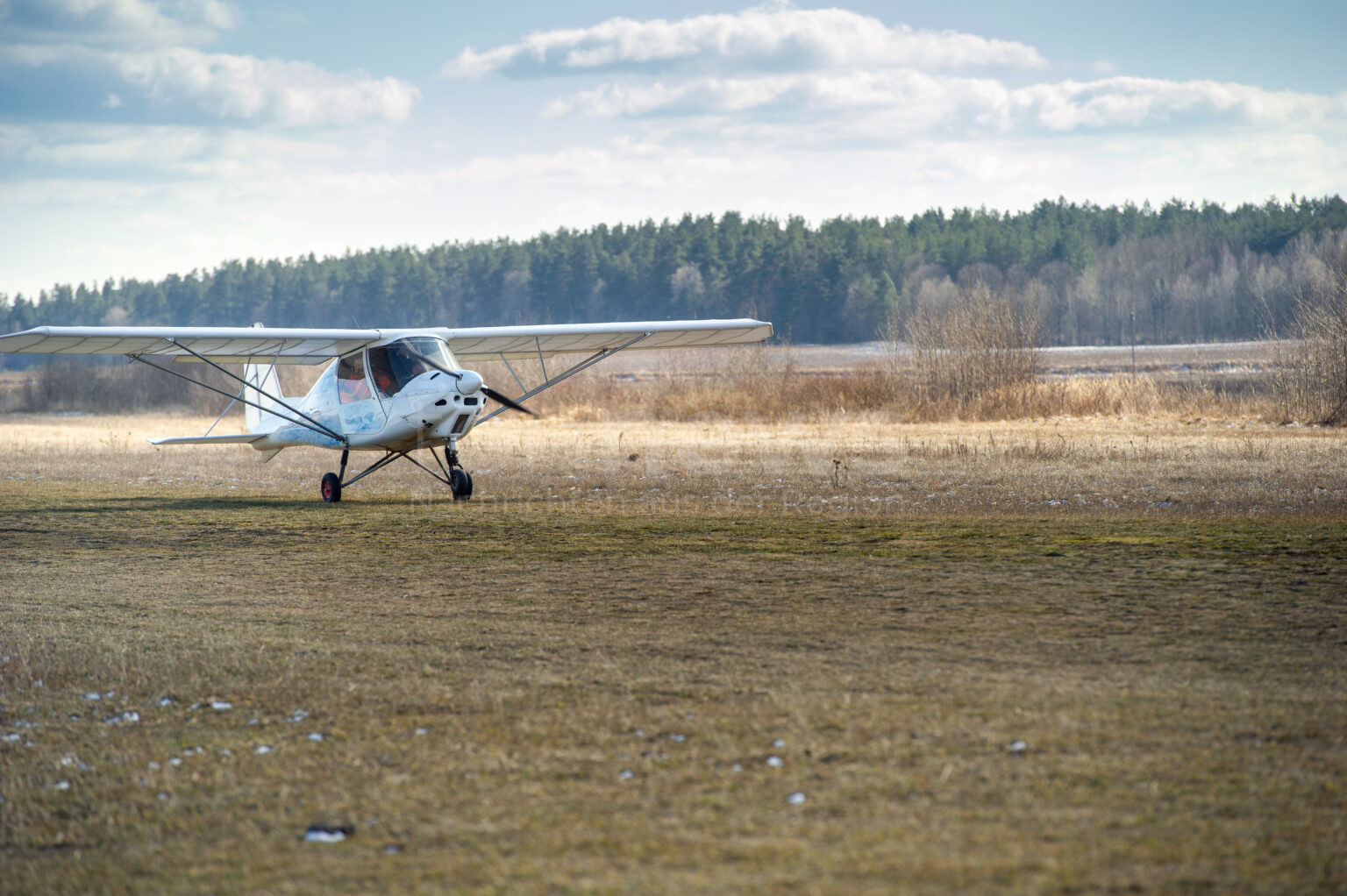 GRIESSTÄTT - ✈️ Spektakuläre Notlandung am Freitag (08.08.2025)! Kleinflugzeug rutscht nach technischem Defekt ins Maisfeld - Insassen unverletzt! 🌽