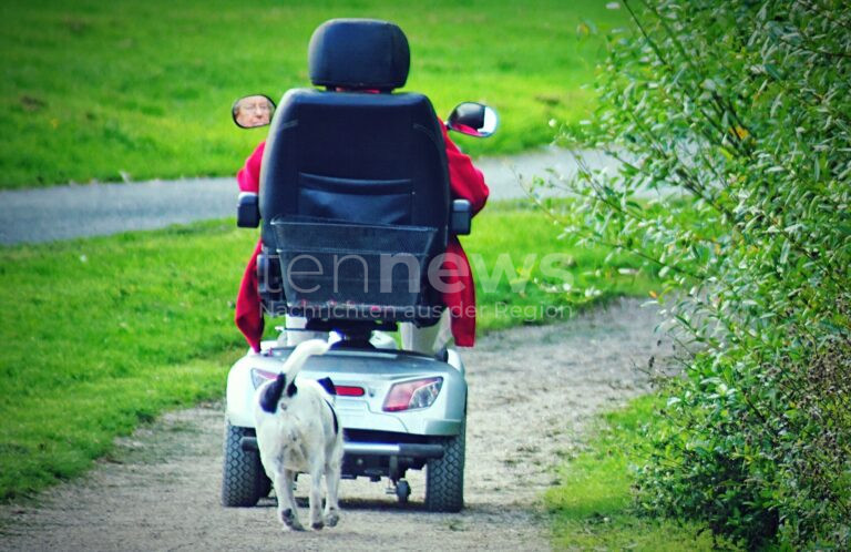 Kradfahrer (33) kracht in Krankenfahrstuhl - Biker fährt ohne Fahrerlaubnis auf Radweg!