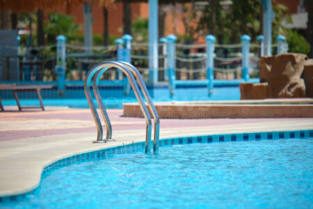 REGENSBURG - 🏊 Kinderstreit eskaliert im Westbad am Montag (11.08.2025) - Eltern prügeln sich im Schwimmbecken! Eingreifende Gäste und Bademeister verletzt. ⚡