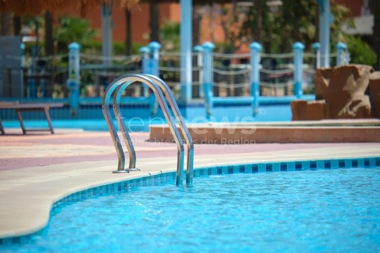 REGENSBURG - 🏊 Kinderstreit eskaliert im Westbad am Montag (11.08.2025) - Eltern prügeln sich im Schwimmbecken! Eingreifende Gäste und Bademeister verletzt. ⚡
