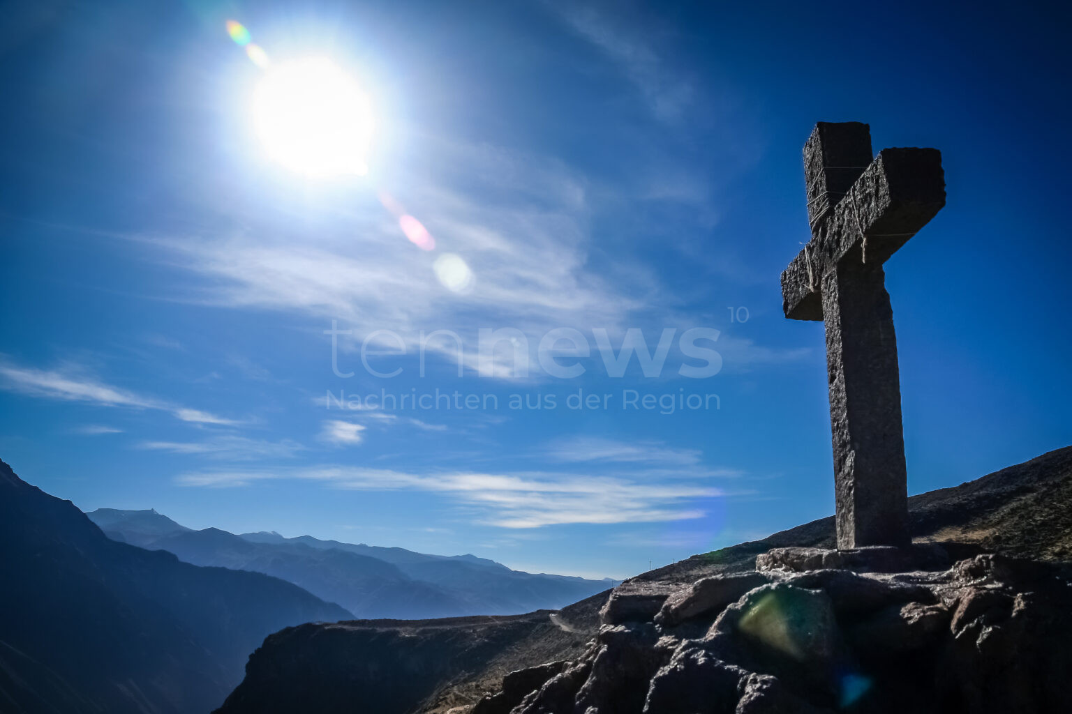 SCHLIERSEE - ⛰️ Vandalismus am Rhonberg! Unbekannter sägt Gipfelkreuz um und zerlegt es mit Motorsäge - Alpine Polizei ermittelt! ✝️