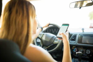 BRUNNEN - 📱 Klingelndes Handy lenkt am Samstag (16.08.2025) Fahrerin ab! Toyota rast 70 Meter durchs Maisfeld - 8.000 Euro Schaden! 🌽