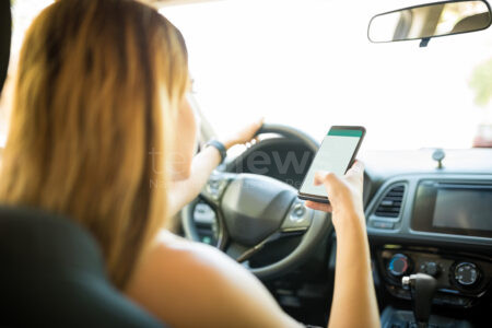 BRUNNEN - 📱 Klingelndes Handy lenkt am Samstag (16.08.2025) Fahrerin ab! Toyota rast 70 Meter durchs Maisfeld - 8.000 Euro Schaden! 🌽