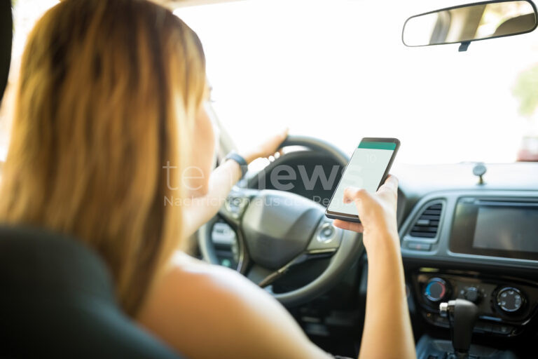 BRUNNEN - 📱 Klingelndes Handy lenkt am Samstag (16.08.2025) Fahrerin ab! Toyota rast 70 Meter durchs Maisfeld - 8.000 Euro Schaden! 🌽