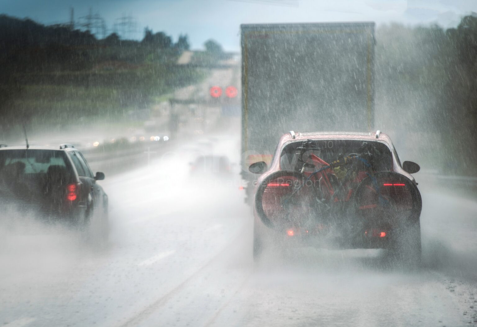A9 BEI INGOLSTADT - 🌧️ Aquaplaning-Unfall am Samstag (16.08.2025) auf A9! BMW schleudert in Leitplanke - kilometerlanger Stau während Bergung! 🚗