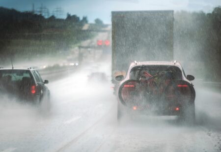 A9 BEI INGOLSTADT - 🌧️ Aquaplaning-Unfall am Samstag (16.08.2025) auf A9! BMW schleudert in Leitplanke - kilometerlanger Stau während Bergung! 🚗