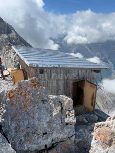 WATZMANN - 🏔️ Einbruch zwischen Donnerstag und Freitag (15.08.2025) in Schutzhütte am Watzmann! Täter übernachten illegal - Bergwacht verschalt Fenster! ⛺