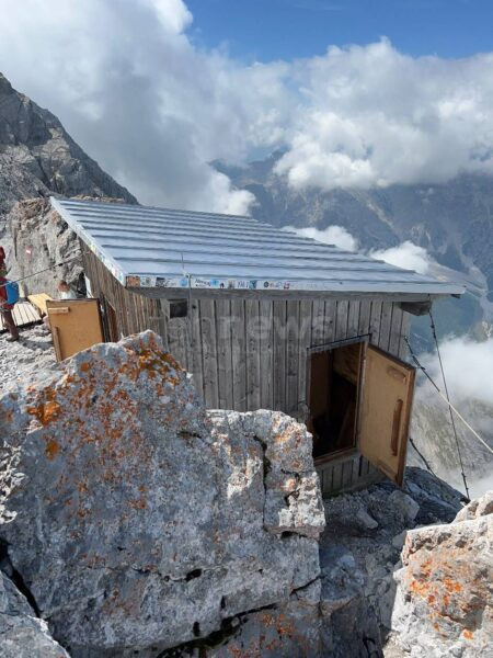 WATZMANN - 🏔️ Einbruch zwischen Donnerstag und Freitag (15.08.2025) in Schutzhütte am Watzmann! Täter übernachten illegal - Bergwacht verschalt Fenster! ⛺