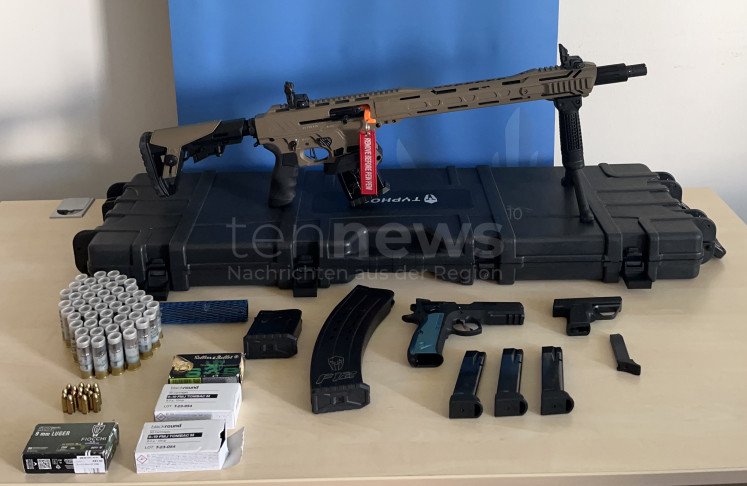 A93 BEI WERNBERG-KÖBLITZ - 🔫 Waffen in Fahrzeug auf A93 am Dienstag (19.08.2025)! Deutscher transportiert Schrotflinte und Pistolen - 250 Schuss Munition! 🚔