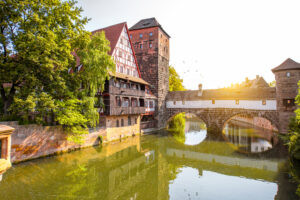 NÜRNBERG - 🌉 Sanierung am Henkersteg: Fußgängerbrücke und Uferweg ab Montag (01.09.2025) gesperrt, Umleitungen und Modernisierung für mehr Sicherheit!