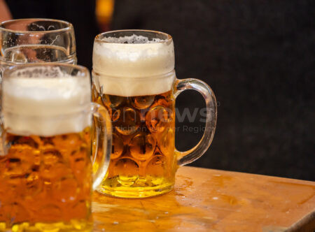 NÜRNBERG - 🎡 Herbstvolksfest startet: VAG bringt Besucherinnen und Besucher mit mehr Fahrten, Oldtimer-Tram und günstigen Tickets entspannt zum Festplatz! 🚋