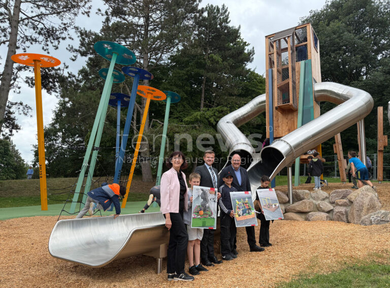 NÜRNBERG - 🛝 Neuer inklusiver Kinderspielplatz am Ferdinand-Drexler-Weg eröffnet: Barrierefreie Spielzonen und naturnahe Gestaltung für alle Kinder! 🌳