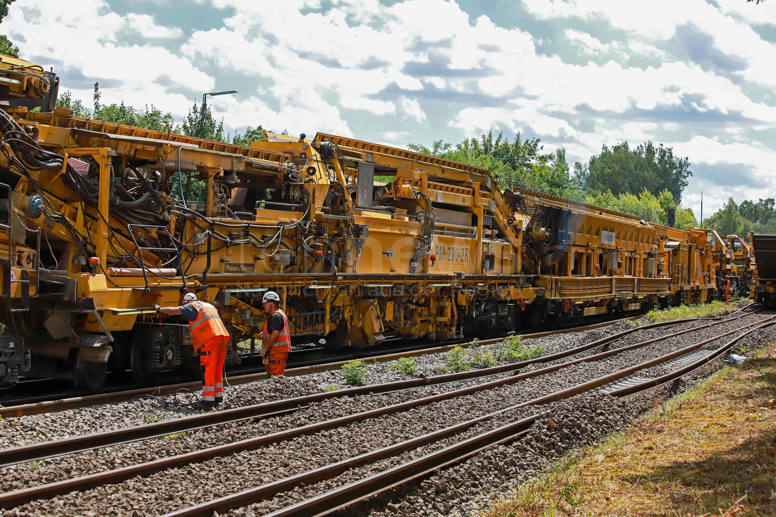 REGENSBURG - 🚆 Züge fahren wieder: Bauarbeiten zwischen Regensburg und Schwandorf pünktlich abgeschlossen, nächste Sanierungsetappen starten heute! 🛤️
