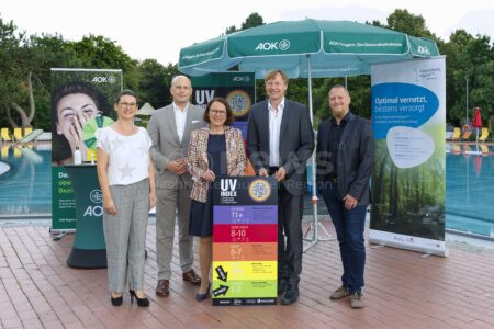REGENSBURG - 🌞 UV-Index-Tafel im Westbad informiert über Sonnenschutz und Hautkrebsgefahr – Tipps und Aktionen für mehr UV-Schutz! 🧴