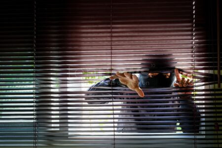 NEUBURG - 🥤 Einbruch am Sonntag (17.08.2025) in Dönerbude! Täter stiehlt 30 Getränkedosen im Wert von 100 Euro! Polizei sucht Zeugen! 🌯