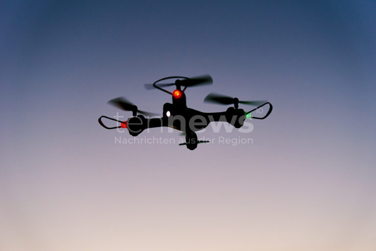 SACHSEN BEI ANSBACH - 🚁 Verdächtige Drohne vor Badezimmerfenster am Dienstag (05.08.2025)! 21-Jährige entdeckt Flugobjekt - Polizei sucht Zeugen! 👁