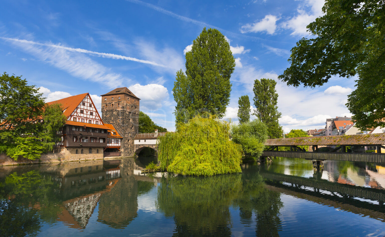 NÜRNBERG - 🌉 Ab dem morgigen Montag (01.09.2025) ist der Henkersteg wegen Sanierung gesperrt – Umleitungen und neue Sicherheit für die historische Holzbrücke!