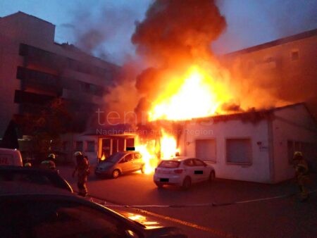 REGENSBURG - 🔥 Großbrand am Samstagmorgen (13.09.2025) in Greflingerstraße! 24 Bewohner evakuiert - Feuerwehr öffnet Dach von Firmengebäude! 🚒