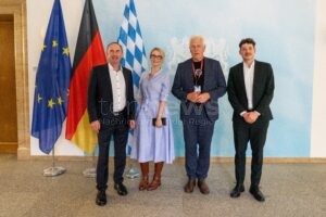 🚗 MÜNCHEN - Aiwanger sieht Bayern beim autonomen Fahren in Führungsrolle! Chinesischer Partner Momenta plant 2026 Tests in München! 🤖