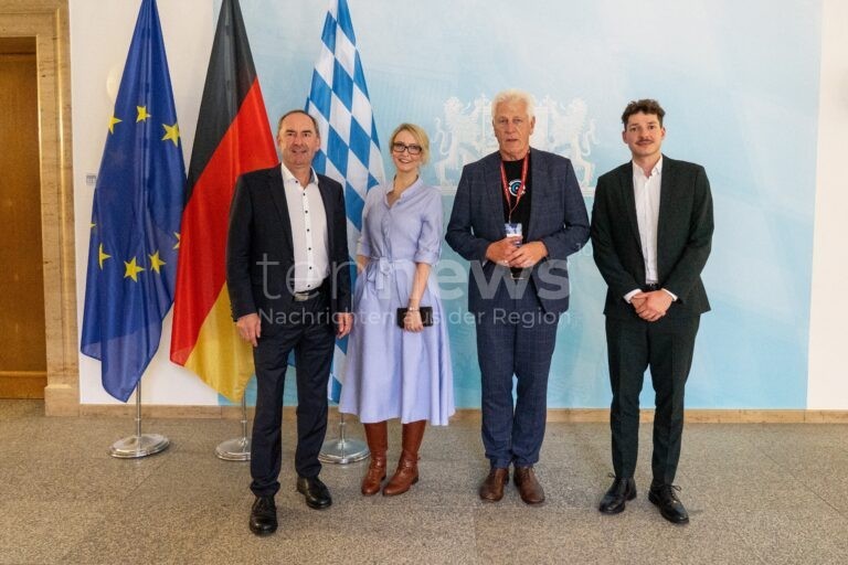 🚗 MÜNCHEN - Aiwanger sieht Bayern beim autonomen Fahren in Führungsrolle! Chinesischer Partner Momenta plant 2026 Tests in München! 🤖