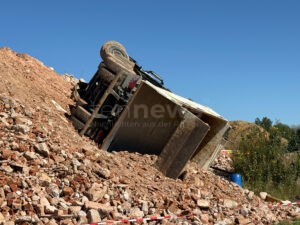 HOHENWART - Lastwagen kippt am Donnerstag (18.09.2025) auf Baustelle um! Fahrer (58) springt aus Kabine und verletzt sich - Rettungshubschrauber im Einsatz!