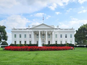 WASHINGTON / BERLIN - 💊 100 Prozentauf Medikamente: Trump kündigt neuen Zoll-Hammer an! EU widerspricht - deutsches Exportvolumen von 27 Mrd. Euro bedroht! ⚖️