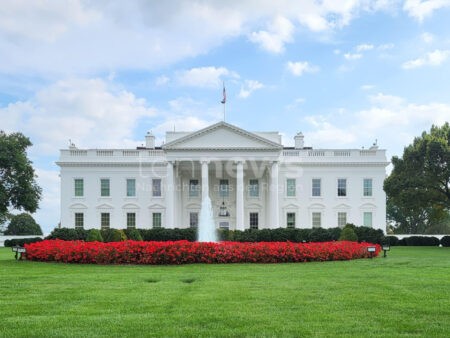 WASHINGTON / BERLIN - 💊 100 Prozentauf Medikamente: Trump kündigt neuen Zoll-Hammer an! EU widerspricht - deutsches Exportvolumen von 27 Mrd. Euro bedroht! ⚖️