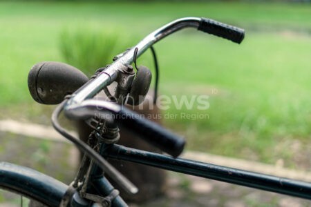 SCHROBENHAUSEN - 🚴‍♂️ Fahrradlenker verhaken sich am Donnerstag (18.09.2025)! Zwei 63-jährige Radler stürzen und verletzen sich mittelschwer! 🚴‍♀️