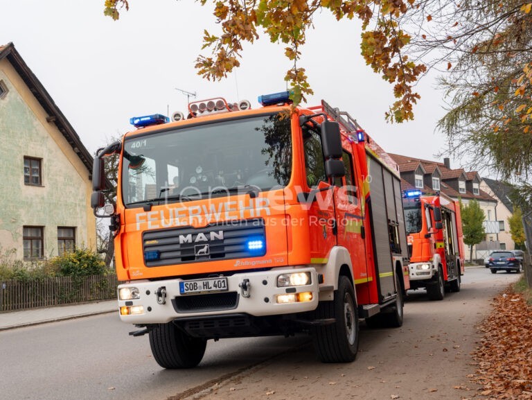 AICHACH - 🔥 Holzspahn-Förderanlage defekt am Montag (22.09.2025)! Kleiner Brand in Schreinerei schnell gelöscht - glücklicherweise keine Verletzten! 🚒