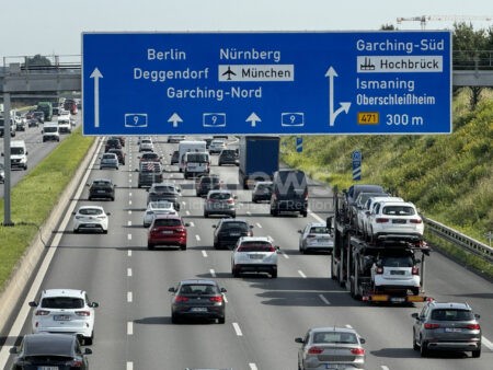 MÜNCHEN - 🚗 ADAC-Staubilanz für die Sommerferien 2025: 3.000 Staus weniger, aber längere Dauer! A99 München bleibt negativer Spitzenreiter! 📊