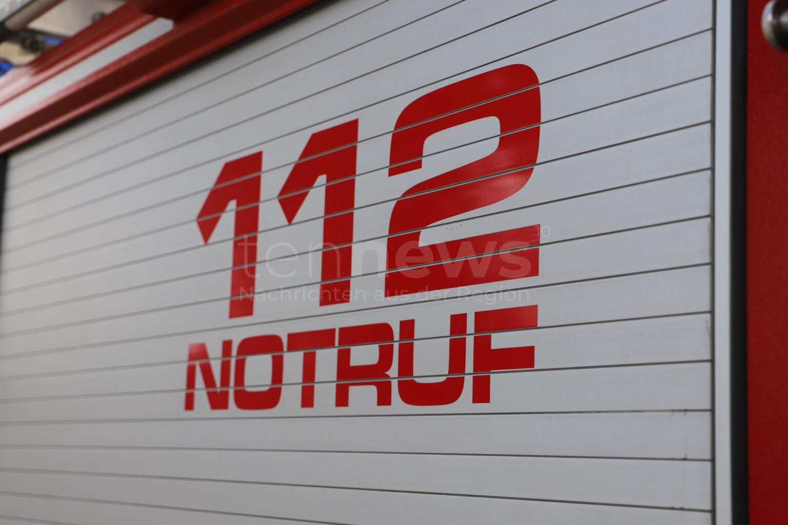 ST2027 BEI GENDERKINGEN – 🚜 Traktor brennt am Samstag (20.09.2025) völlig aus, Landwirt bleibt unverletzt – 70.000 Euro Schaden, Straße gesperrt. 🚒