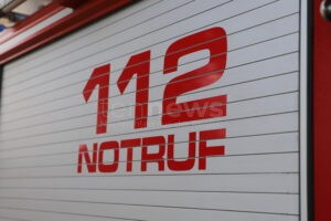 ST2027 BEI GENDERKINGEN – 🚜 Traktor brennt am Samstag (20.09.2025) völlig aus, Landwirt bleibt unverletzt – 70.000 Euro Schaden, Straße gesperrt. 🚒