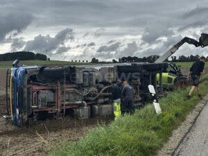 ARESING - LKW mit zwanzig Tonnen Kartoffeln kippt am Freitag (06.09.2025) um! Fahrer (27) unverletzt - Erdäpfel fliegen auf Fahrbahn!