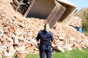 HOHENWART - Lastwagen kippt am Donnerstag (18.09.2025) auf Baustelle um! Fahrer (58) springt aus Kabine und verletzt sich - Rettungshubschrauber im Einsatz!