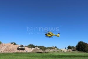 HOHENWART - Lastwagen kippt am Donnerstag (18.09.2025) auf Baustelle um! Fahrer (58) springt aus Kabine und verletzt sich - Rettungshubschrauber im Einsatz!