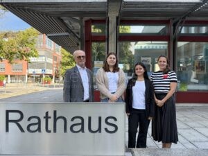 👥 NEUFAHRN - Zwei neue Auszubildende am 1. September 2025 im Rathaus begrüßt! Graßl und Karal starten Verwaltungsausbildung! 🏛️