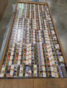 A3 BEI KITZINGEN – 🚬 Zoll findet 15.000 unversteuerte Zigaretten bei Kontrolle auf der A3: Schmuggel aufgedeckt, 2.900 Euro Steuerschaden. 🚓
